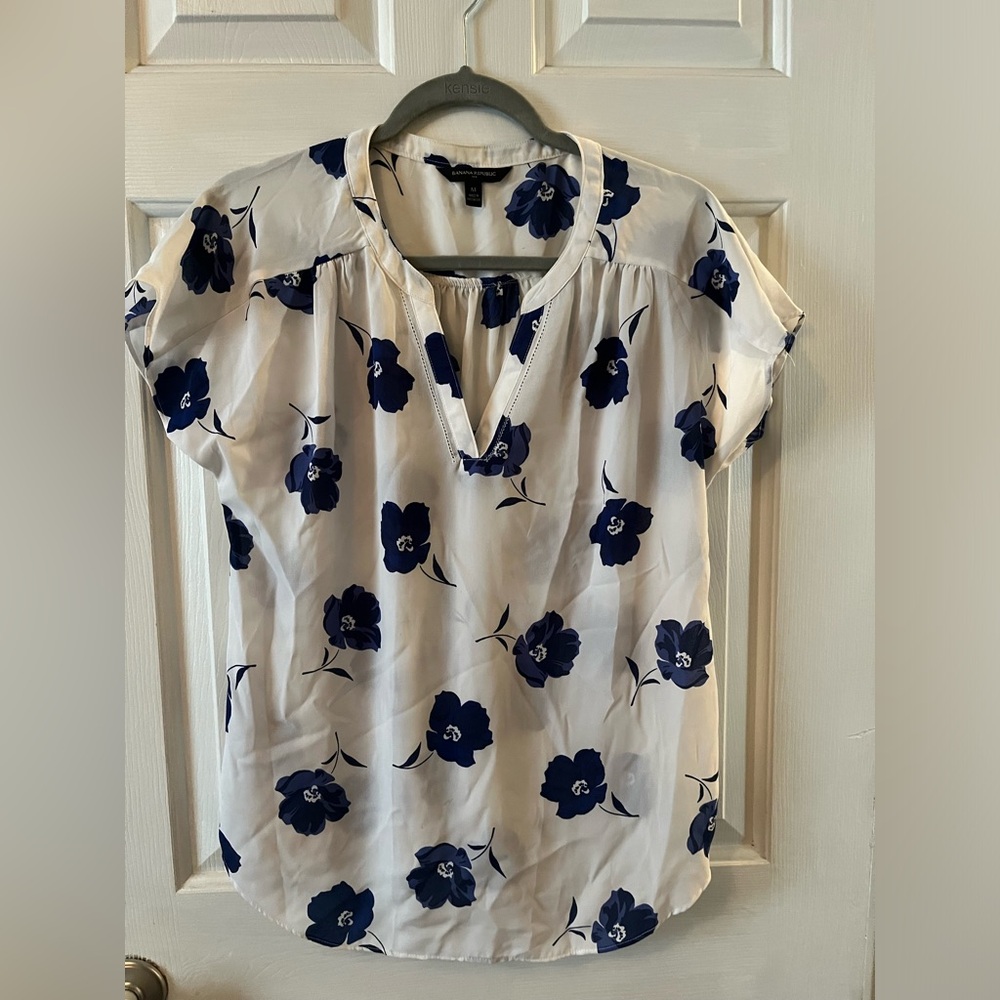 Size medium short sleeve banana republic